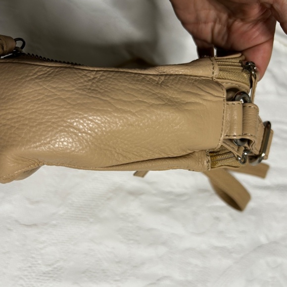 Great American Soft Tan Leather 3 Pocket Purse snap close and adjustable straps - Picture 6 of 14